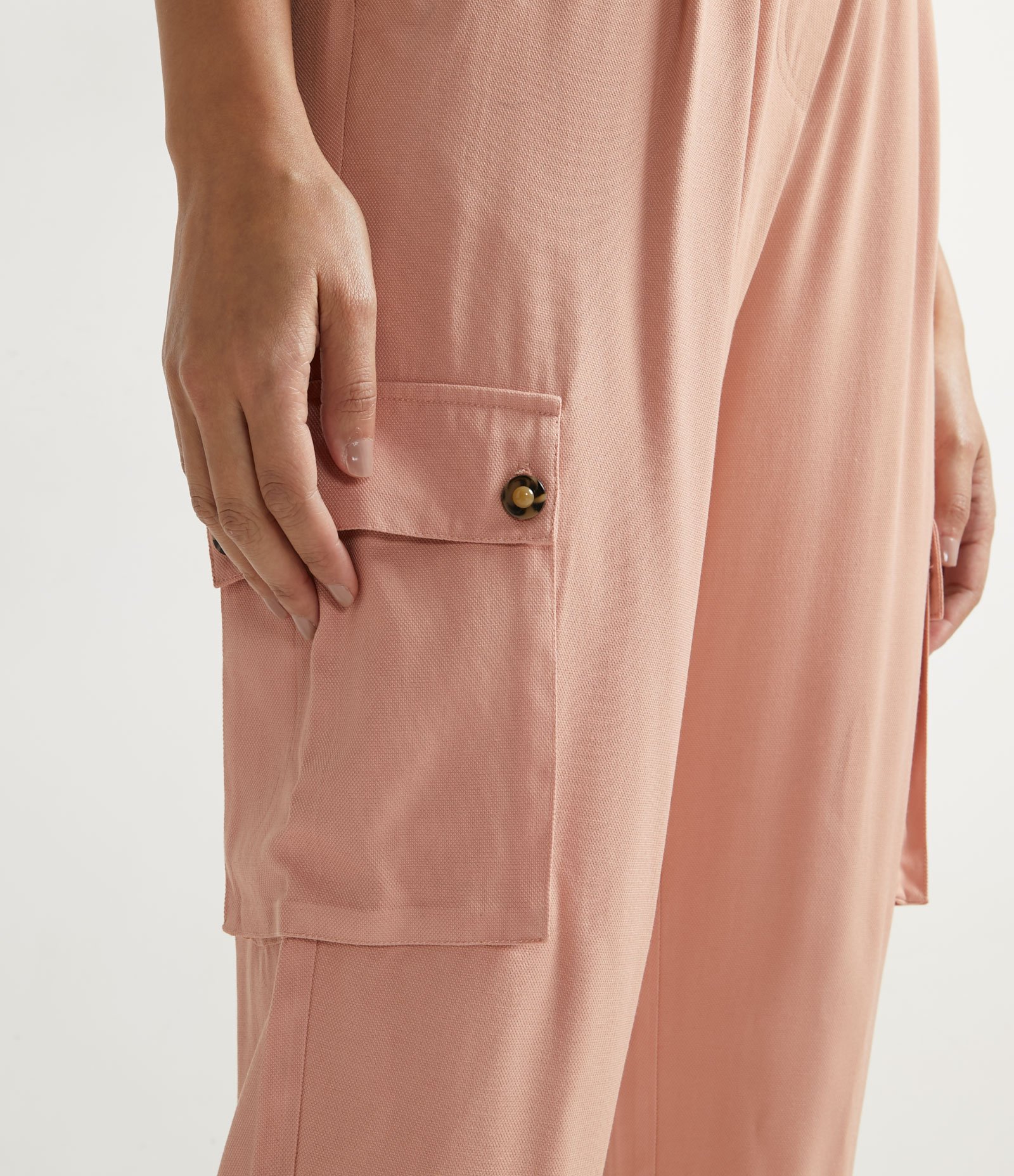 Calça Clochard em Viscose com Bolsos Cargo e Cinto Fivela Forrado Rosa 4