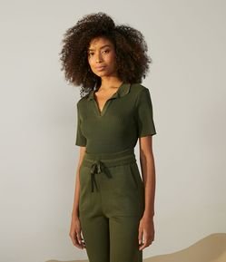 Blusa em Tricô Canelado com Gola Polo e Manga Curta
