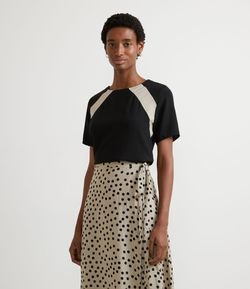 Blusa em Crepe com Manga Curta e Recortes Contrastantes