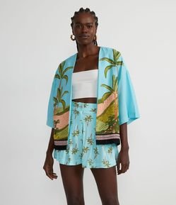 Kimono em Linho com Estampa de Paisagem Tropical e Manga Curta