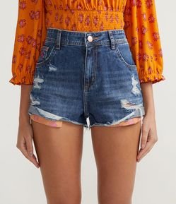 Short Boyfriend Jeans com Puídos e Forro do Bolso Aparente