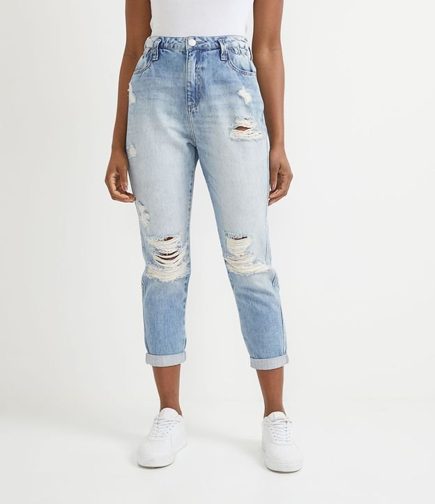 Calça Mom em Jeans com Puídos e Elástico nos Bolsos