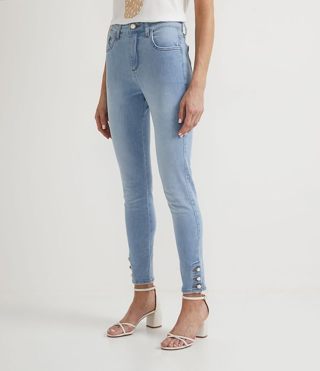 Calça Skinny Jeans com Botões de Pérola na Barra