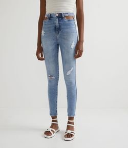 Calça Skinny Jeans com Vazados no Espelho do Bolso e Puídos