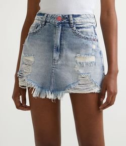 Short Saia Jeans com Puídos e Barra Desfiada