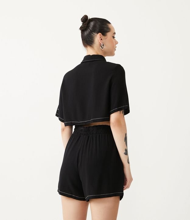 Camisa Cropped en Viscosa con Pespuntos Contrastantes Negro 3