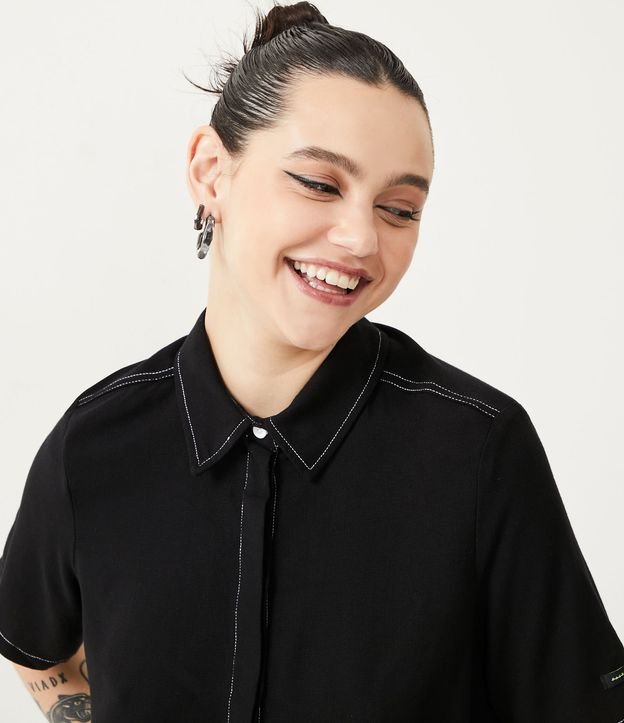 Camisa Cropped en Viscosa con Pespuntos Contrastantes Negro 4