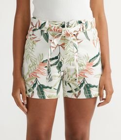 Short em Sarja com Cinto Faixa e Estampa de Folhagem