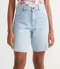 Bermuda Alongada Jeans com Barra Corte a Fio