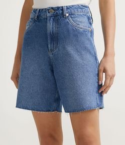 Bermuda Alongada Jeans com Barra Corte a Fio