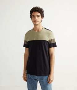 Camiseta Manga Curta em Algodão Blocada com Lettering "Optimism"