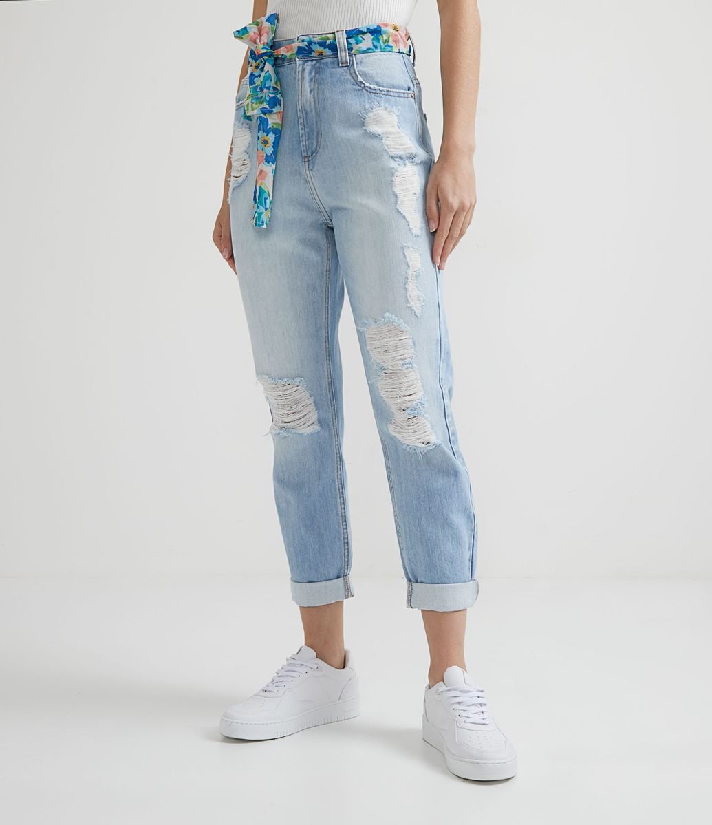 Calça Mom Jeans com Puídos e Cinto de Lenço Menor preço em Calça Mom Jeans com Puídos e Cinto de Lenço