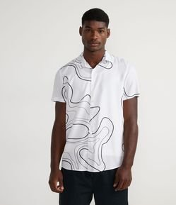 Camisa Manga Curta em Viscose com Estampa Topografia
