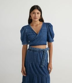 Blusa Cropped Jeans com Decote Transpassado e Mangas Bufantes