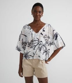 Blusa Bata em Viscose com Estampa Tropical