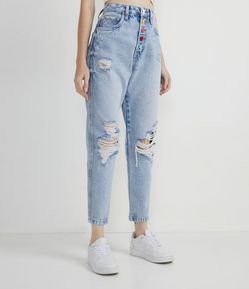 Calça Mom Jeans com Botões Coloridos e Puídos