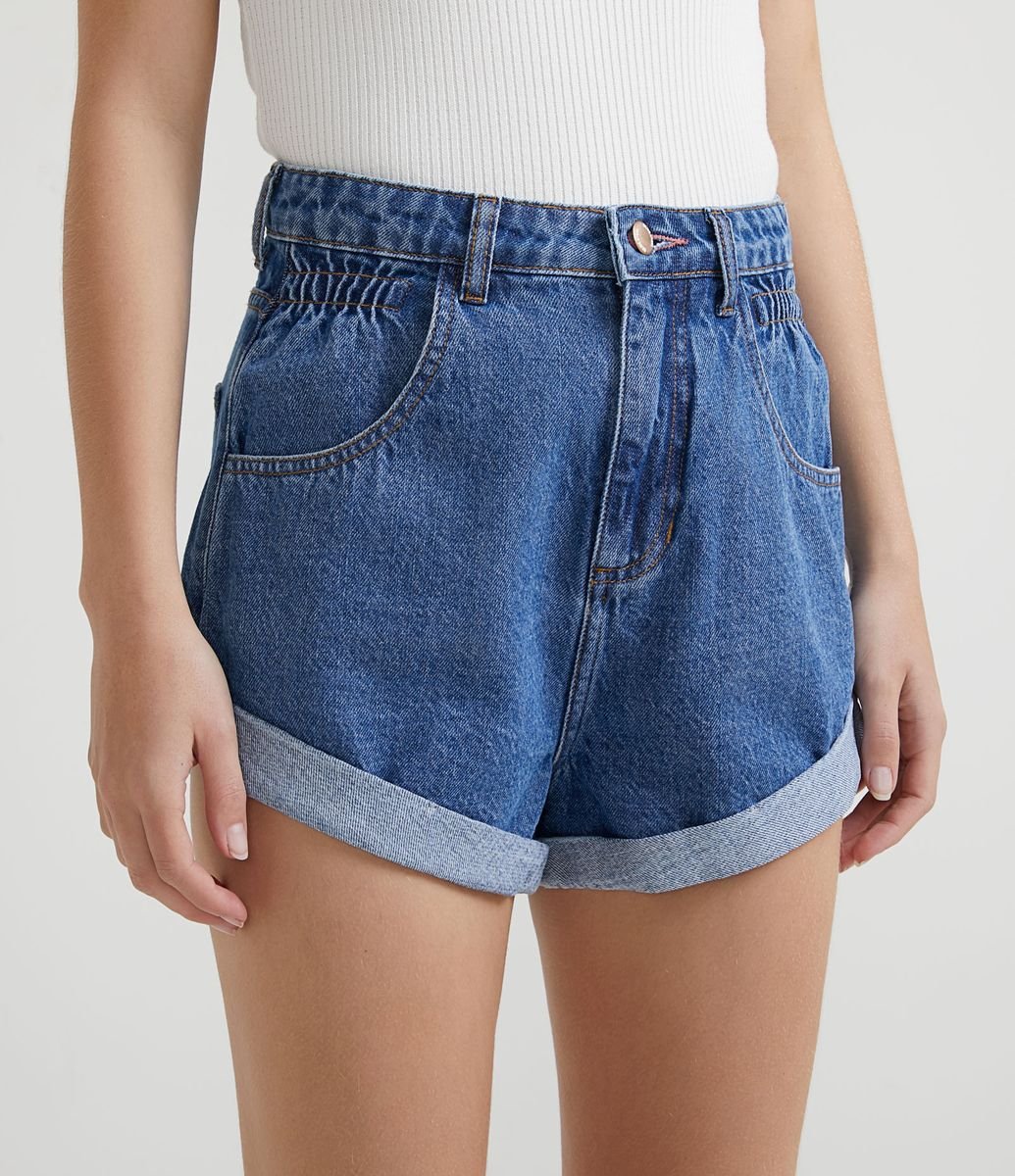 short jeans feminino mom cintura super alta com bolsos e elástico