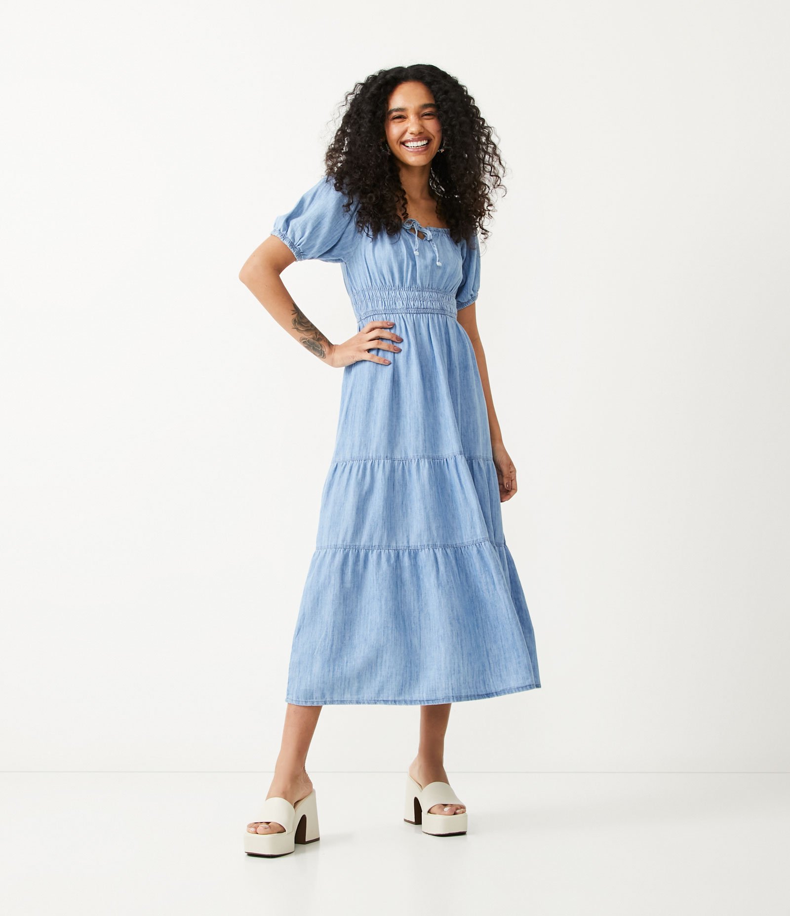 Vestido Midi Jeans com Manga Bufante e Marias na Saia Azul 1