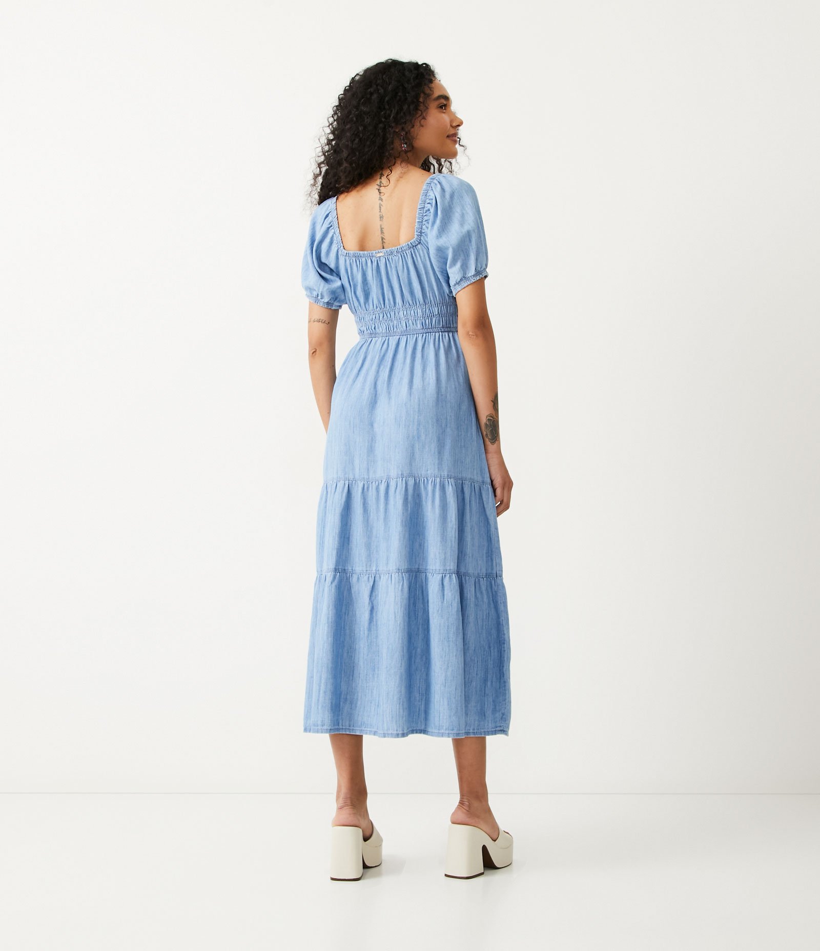 Vestido Midi Jeans com Manga Bufante e Marias na Saia Azul 2