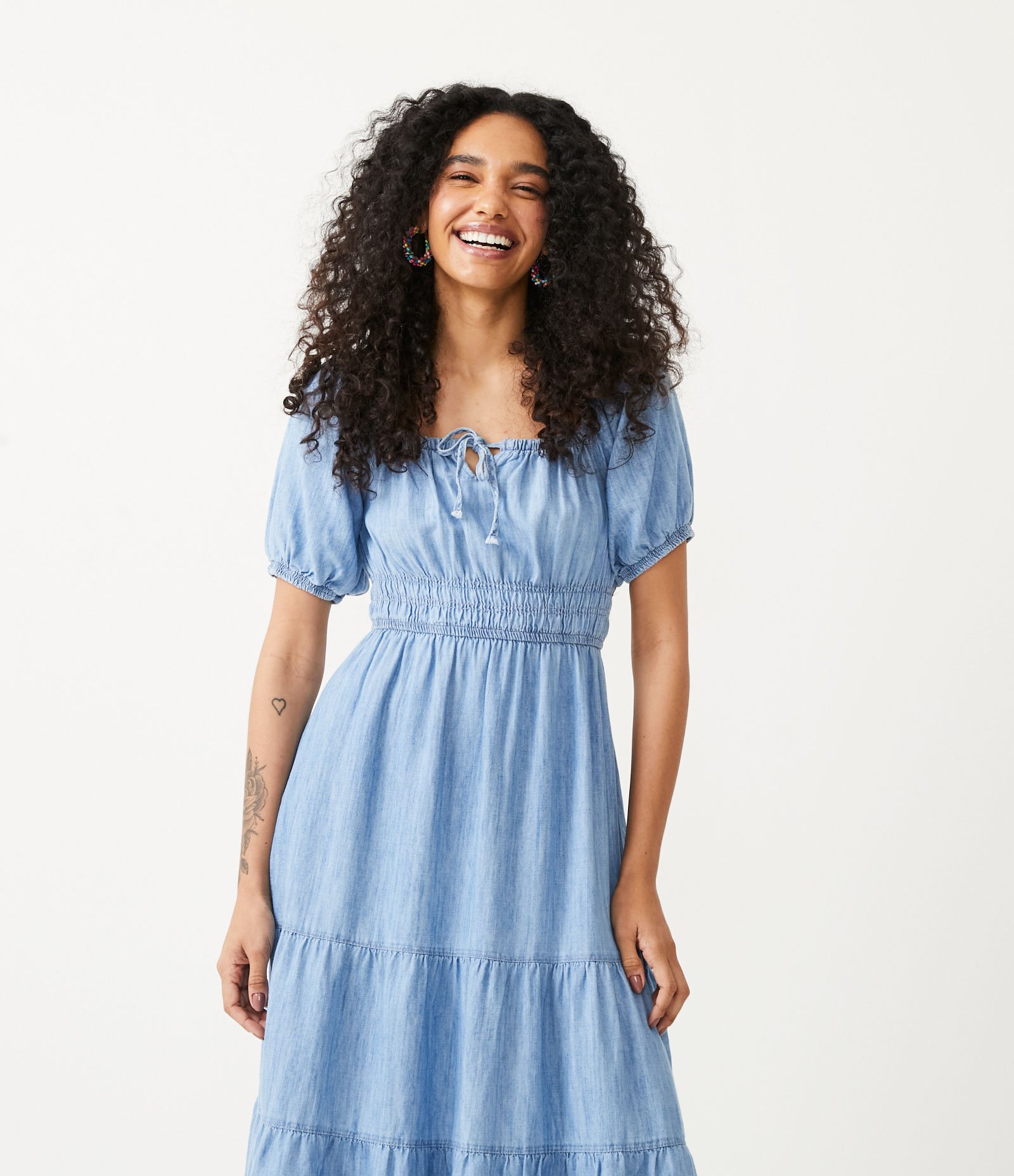 Vestido Midi Jeans com Manga Bufante e Marias na Saia Azul 3