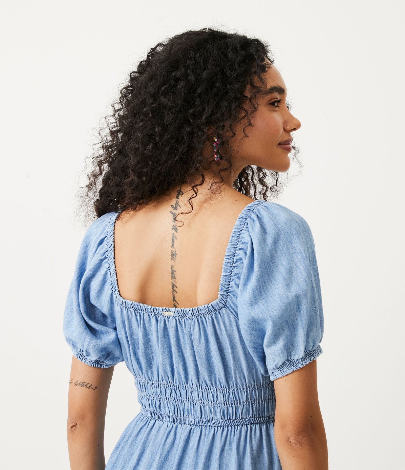 Vestido Midi Jeans com Manga Bufante e Marias na Saia Azul 5