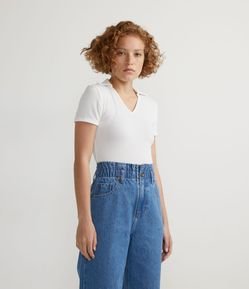 Blusa Cropped Canelada com Gola Polo e Decote V