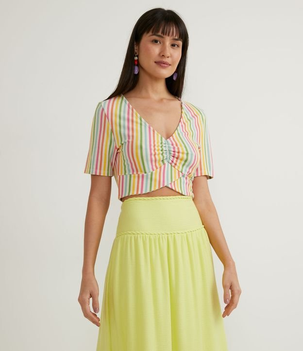Blusa Cropped em Viscose Listrada com Transpasse na Barra