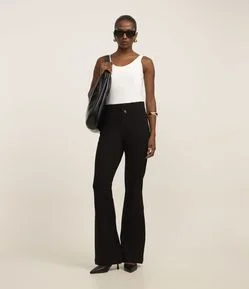 Calça Flare Básica em Ponto Roma com Botões e Cós Largo