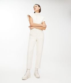 Macacão em Sarja com Bolsos Diferenciados e Detalhe na Manga