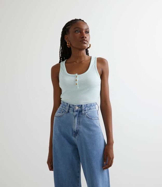 Blusa Cropped em Viscose Listrada com Botões e Frufru na Barra