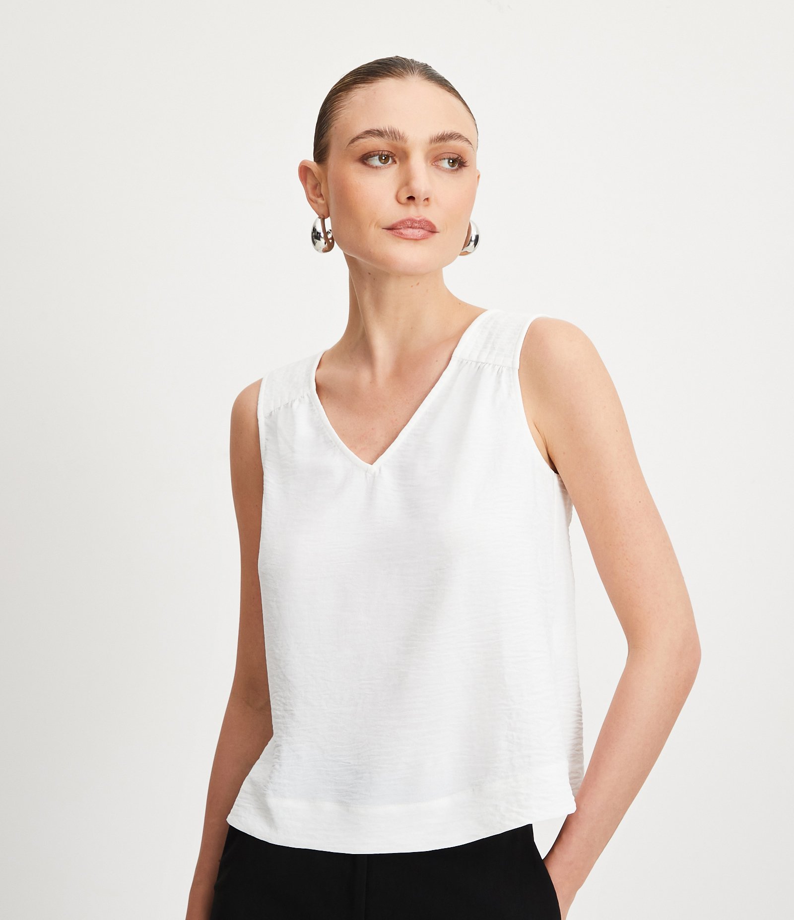 Blusa Regata Texturizada com Pespontos nos Ombros Branco 1