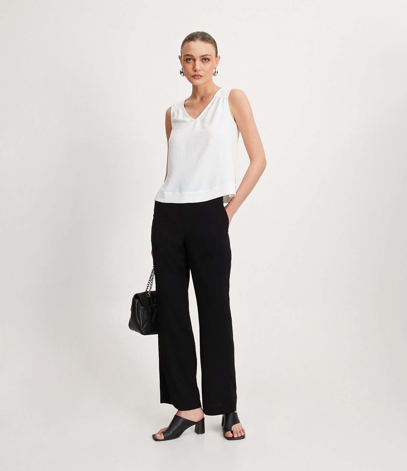Blusa Regata Texturizada com Pespontos nos Ombros Branco 2