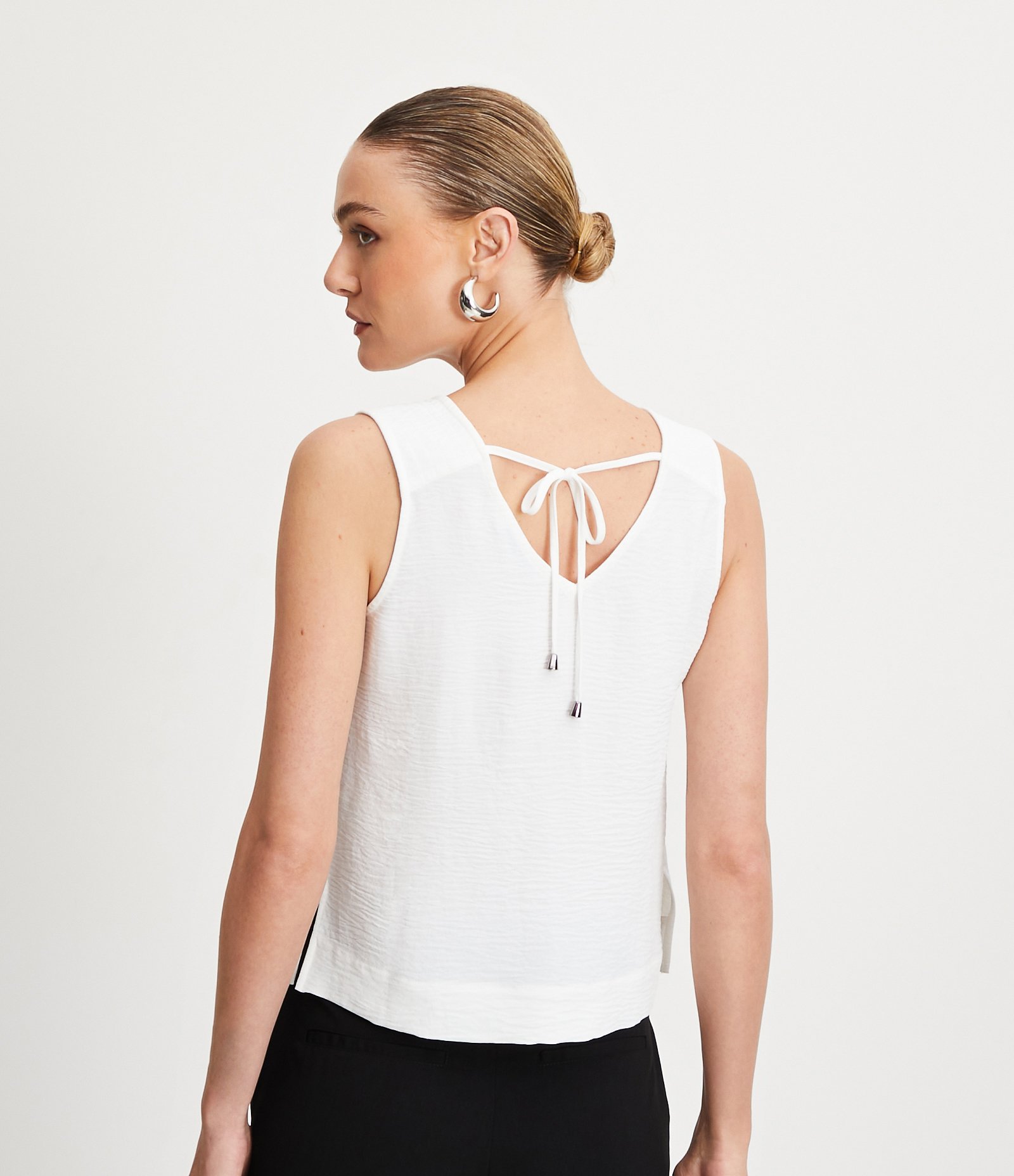 Blusa Regata Texturizada com Pespontos nos Ombros Branco 3