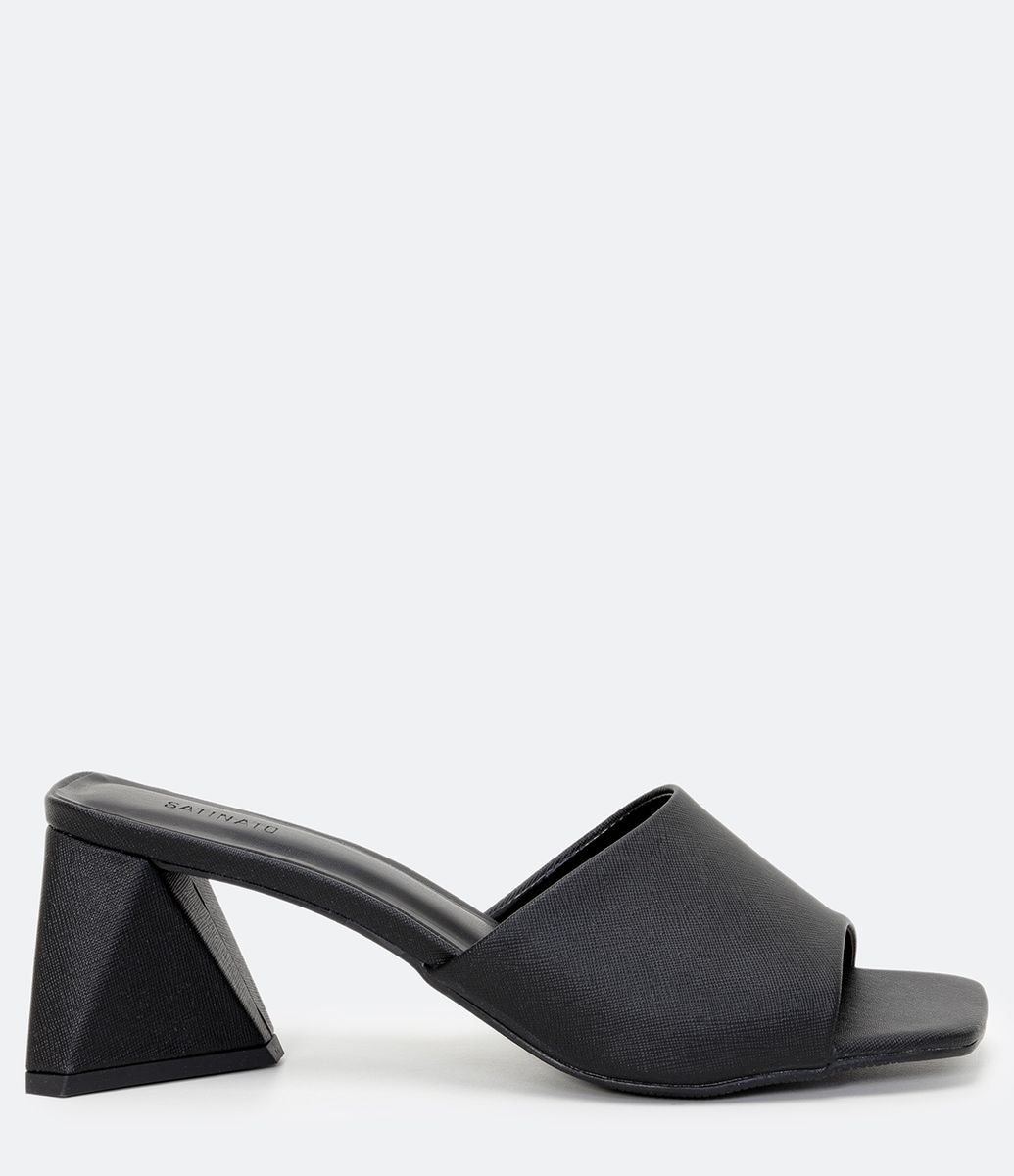 Sandália Mule com Salto Pirâmide Preto