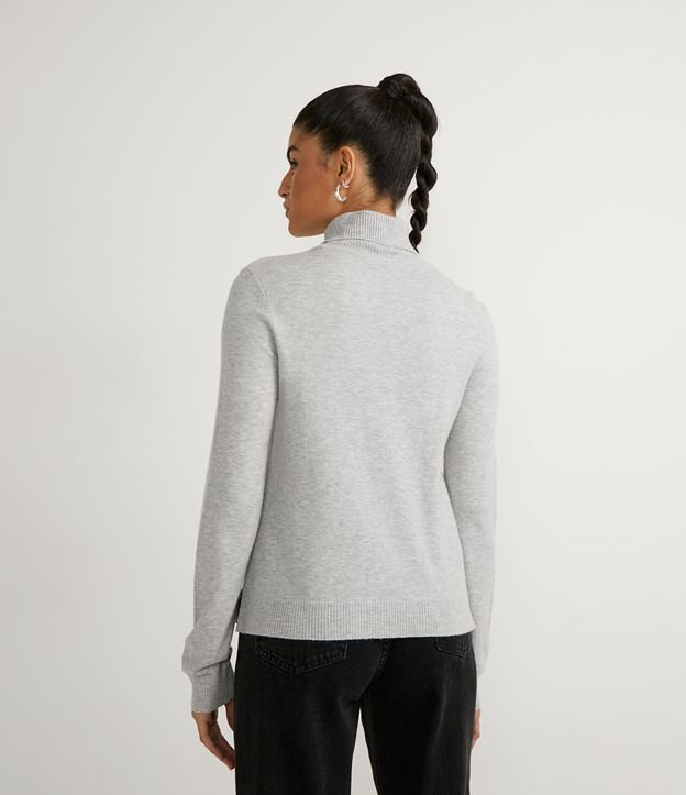 Blusa Alongada em Tricô com Golinha Alta e Fenda