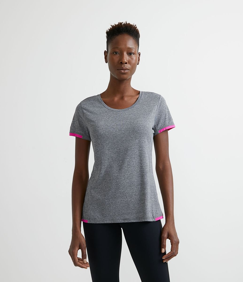 Camiseta Esportiva em Poliamida com Detalhe Contrastante na Manga e na Barra Menor preço em Camiseta Esportiva em Poliamida com Detalhe Contrastante na Manga e na Barra