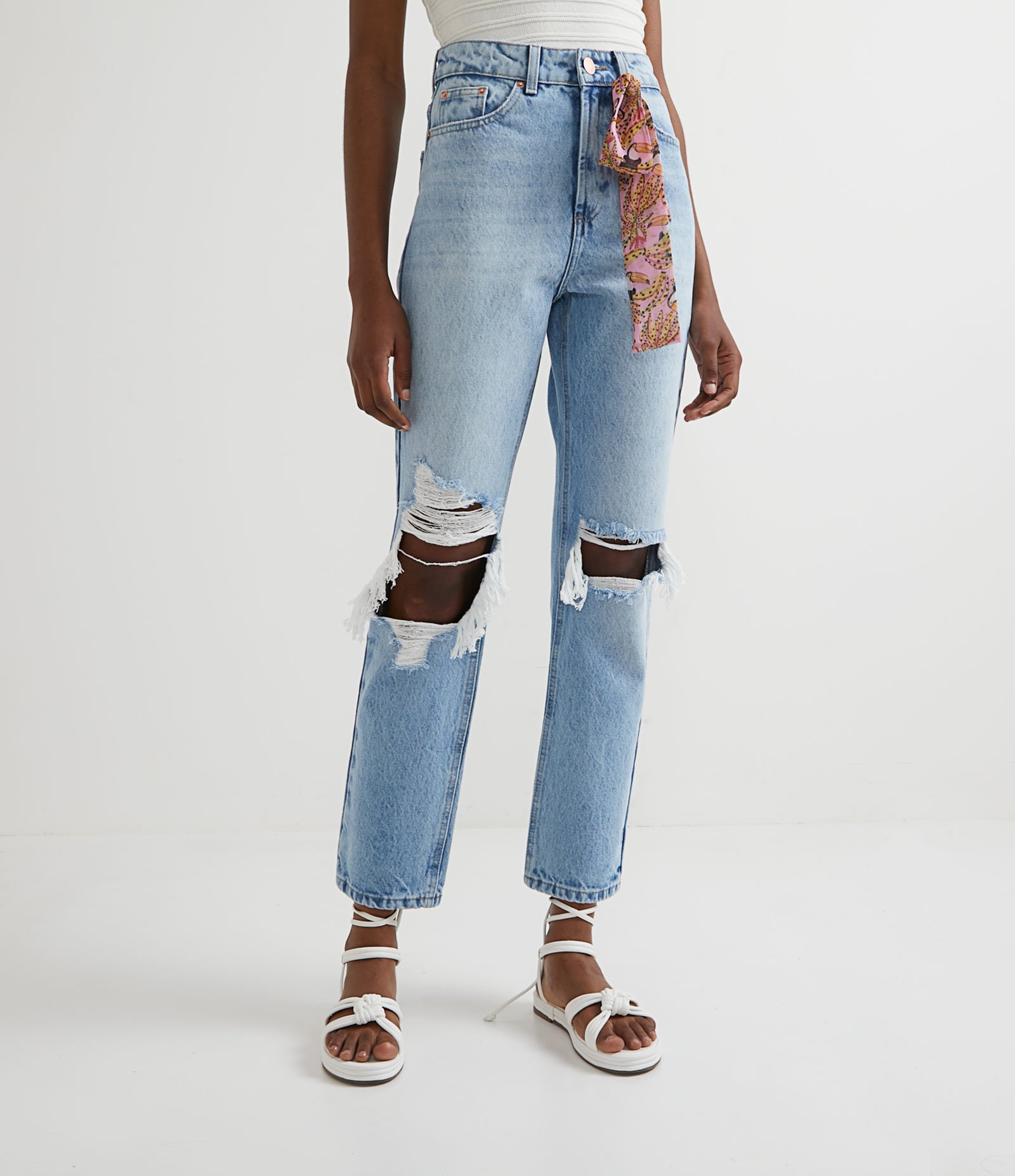 Calça Reta Jeans Liso com Puídos e Lenço Estampado Azul 1