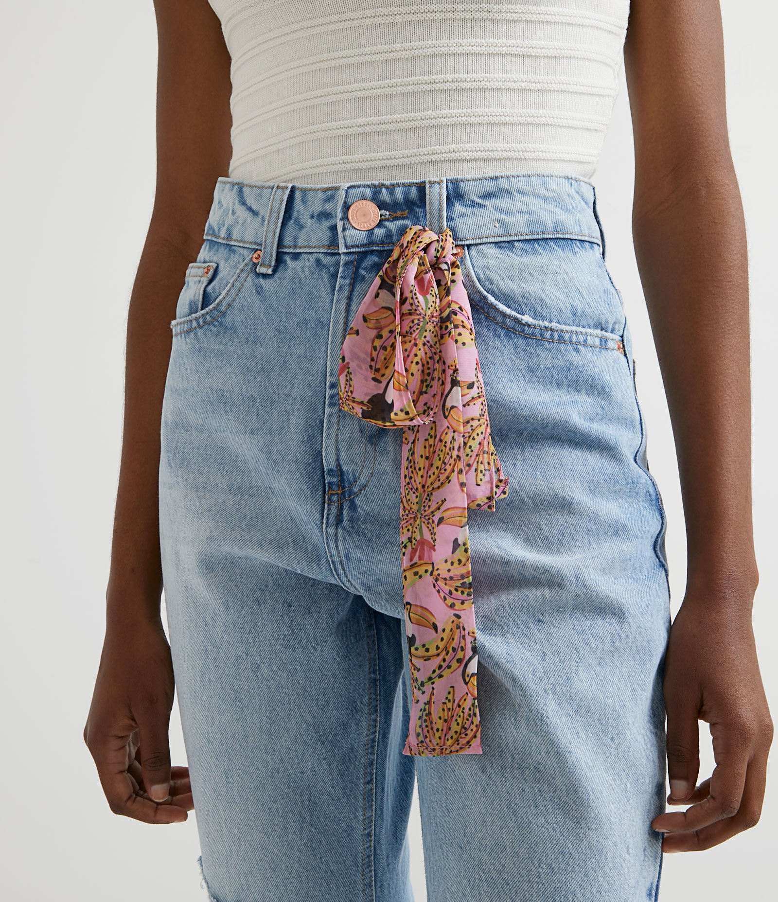 Calça Reta Jeans Liso com Puídos e Lenço Estampado Azul 3
