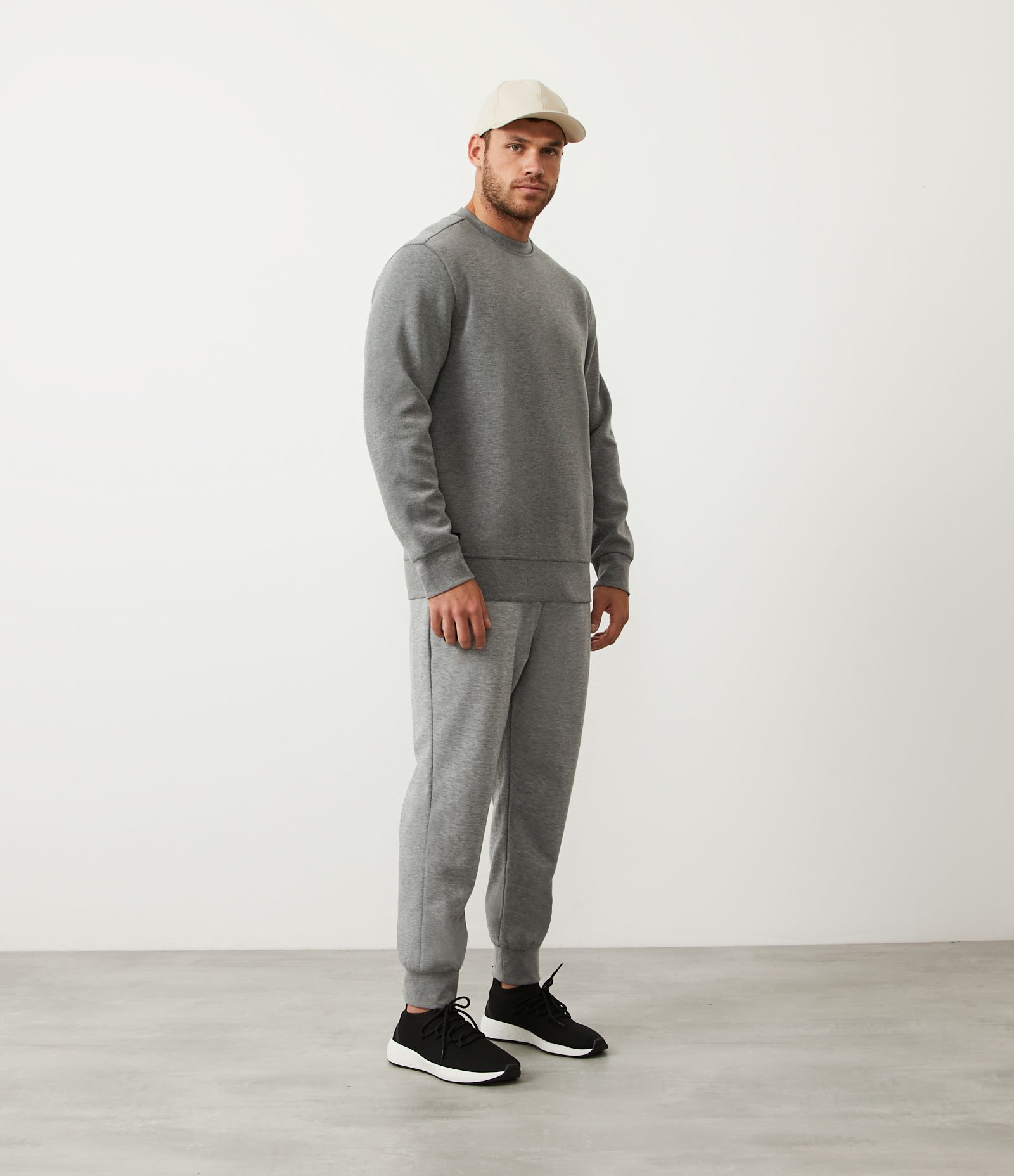 Casaco Fechado Esportivo com Punho Ajustado e Etiqueta Aplicada Cinza Médio 4