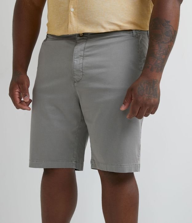 Bermuda em Sarja com Bolsos Frontais