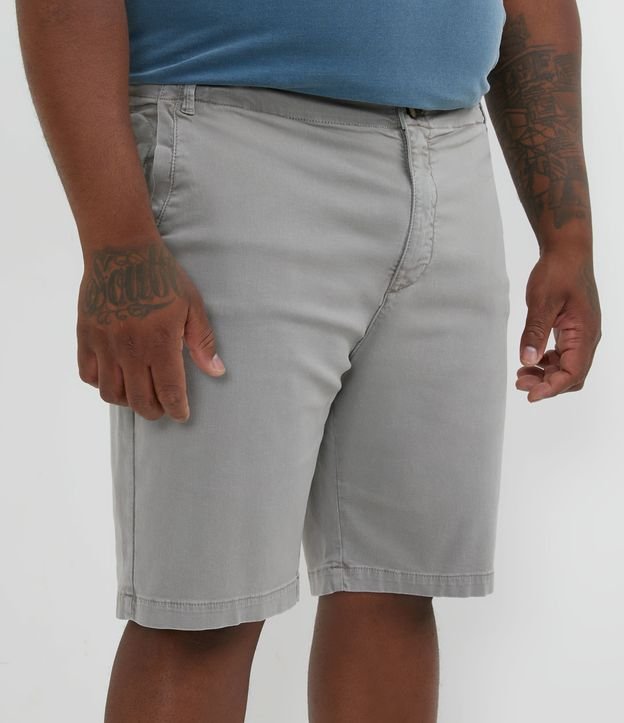 Bermuda em Sarja com Bolsos Frontais