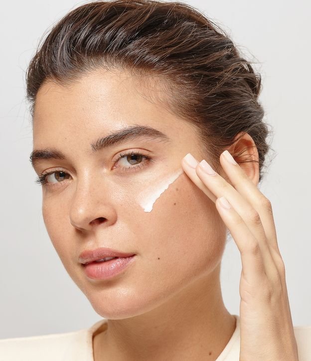 Protetor Solar Facial L'Oréal Paris UV Defender Fluido FPS 60, 40g 40g 4
