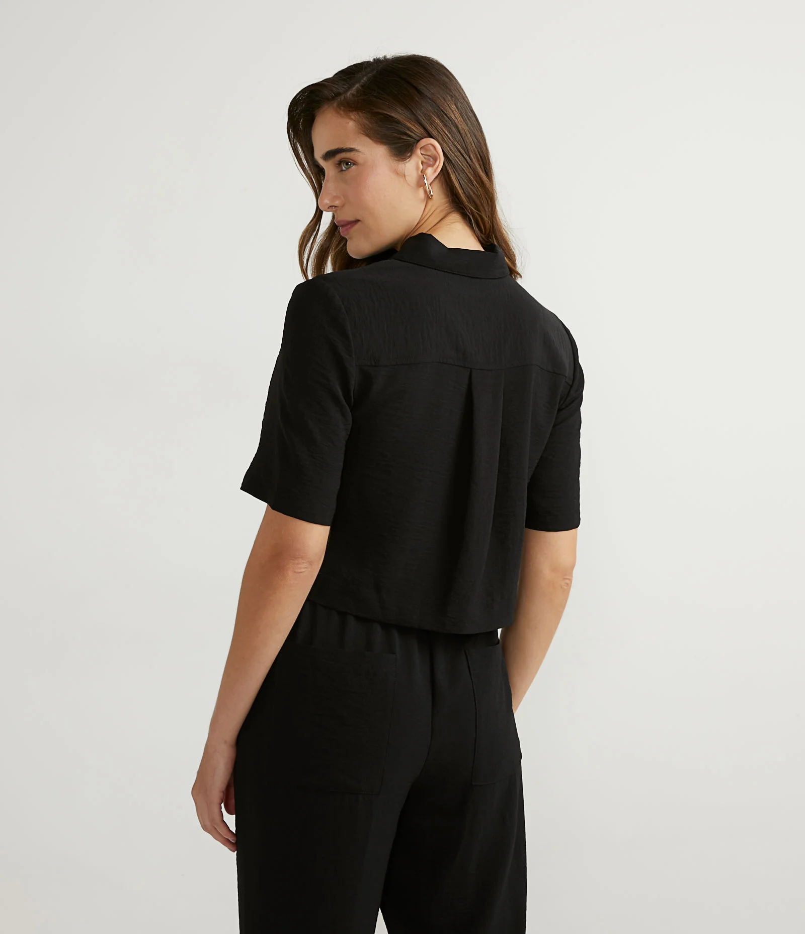 Camisa Manga Curta Texturizada com Bolsos em Lapela Preto 2