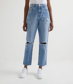 Calça Cropped Reta Jeans com Puídos e Fenda na Barra