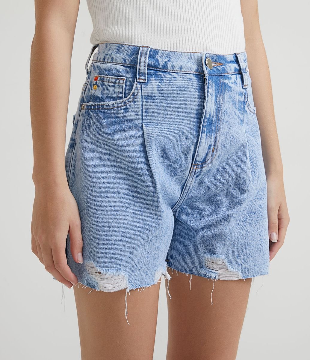Short Baggy Jeans com Pregas Frontais Puídos e Barra a Fio Azul