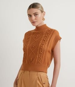 Colete em Tricô com Tranças e Bolinhas Aplicadas