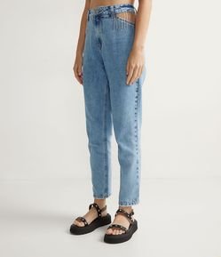 Calça Mom Jeans com Detalhe Vazado e Cordões de Brilhos