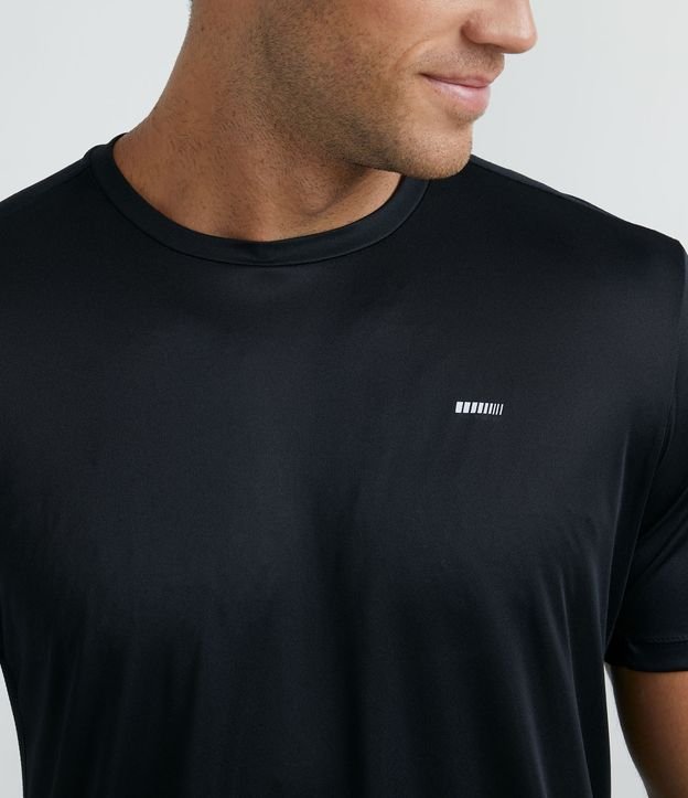 Camiseta Esportiva em Dry Fit com Recortes e Detalhes Refletivos Preto 3