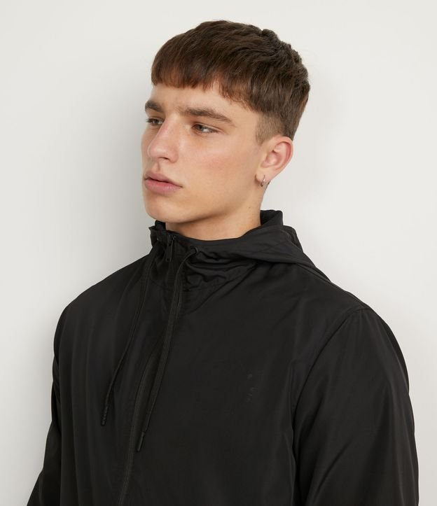 Campera Cortaviento con Capucha y Bolsillos Negro 4