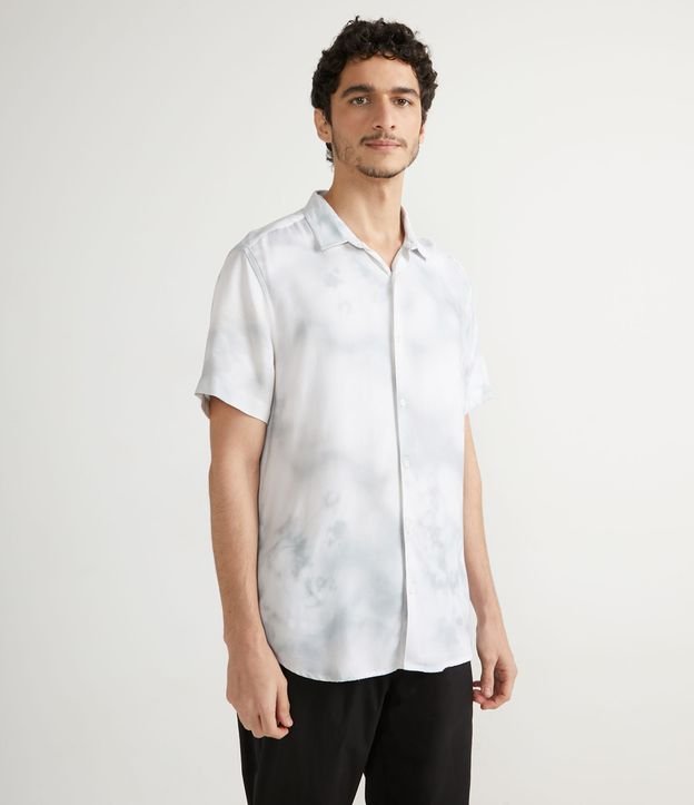 Camisa Manga Curta em Viscose com Estampa Sombra Copas - Cor: Cinza - Tamanho: P